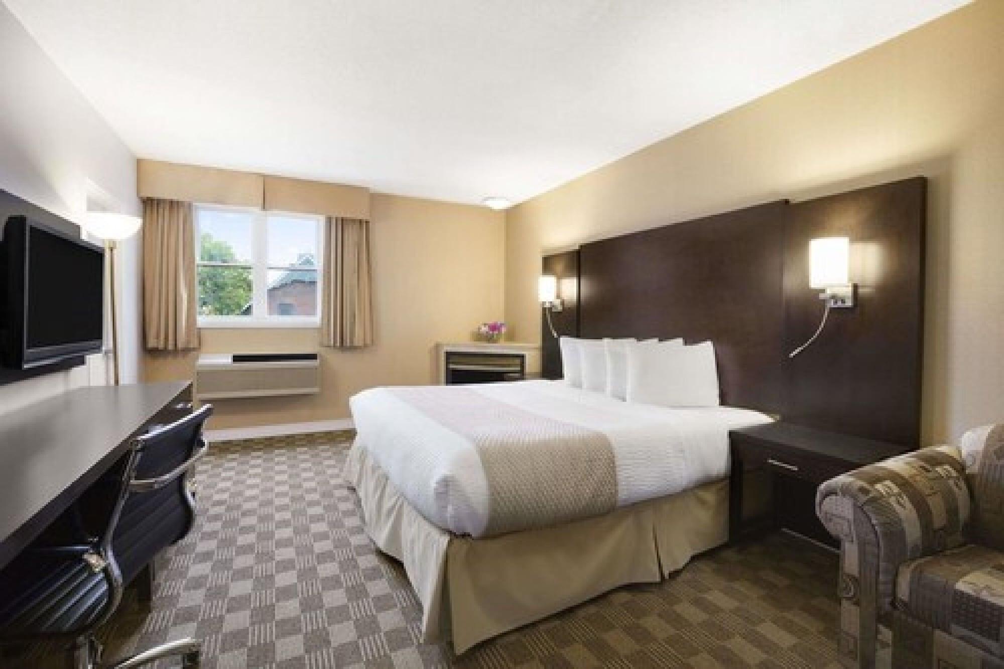Days Inn & Suites By Wyndham North Bay Downtown Екстер'єр фото