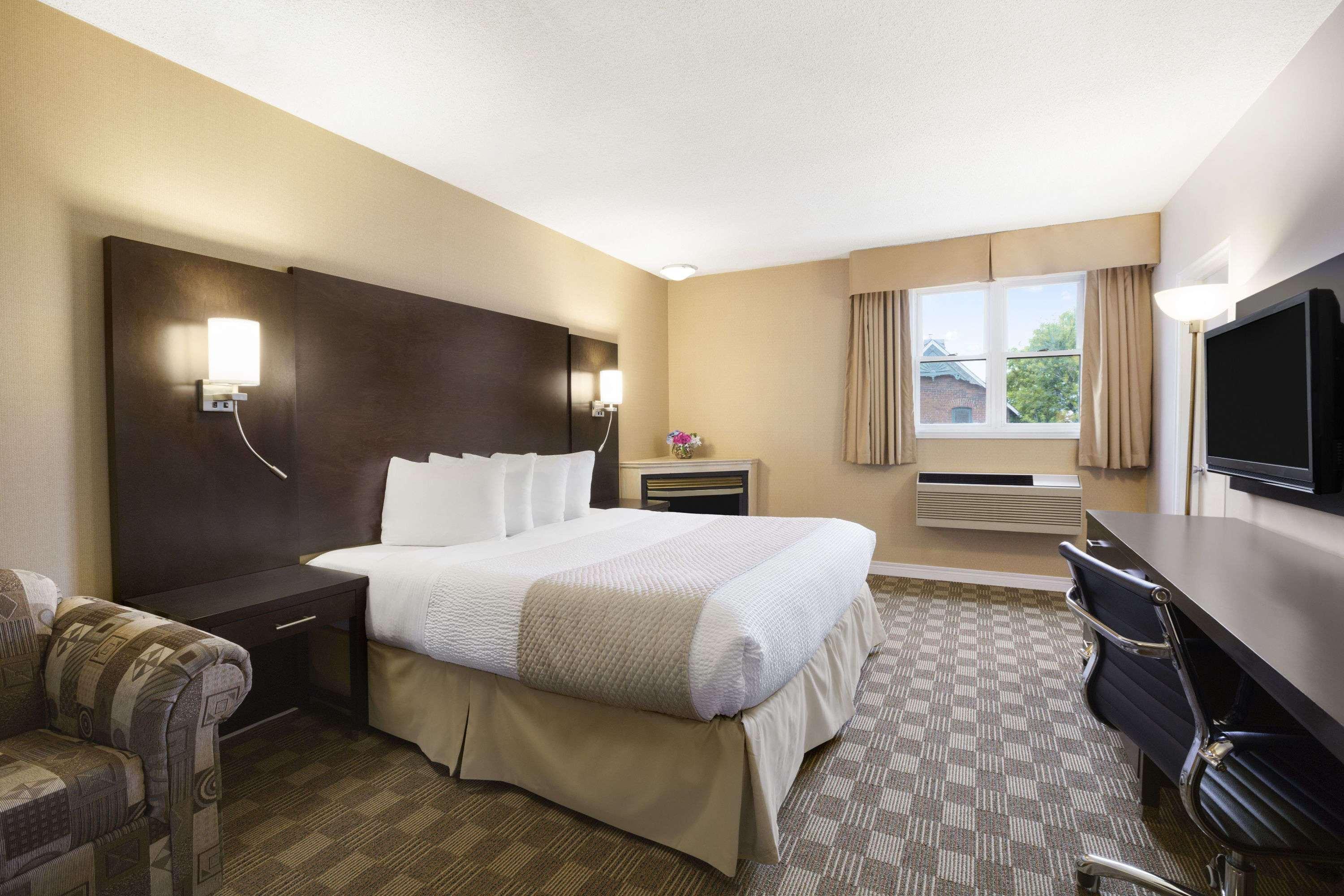 Days Inn & Suites By Wyndham North Bay Downtown Екстер'єр фото