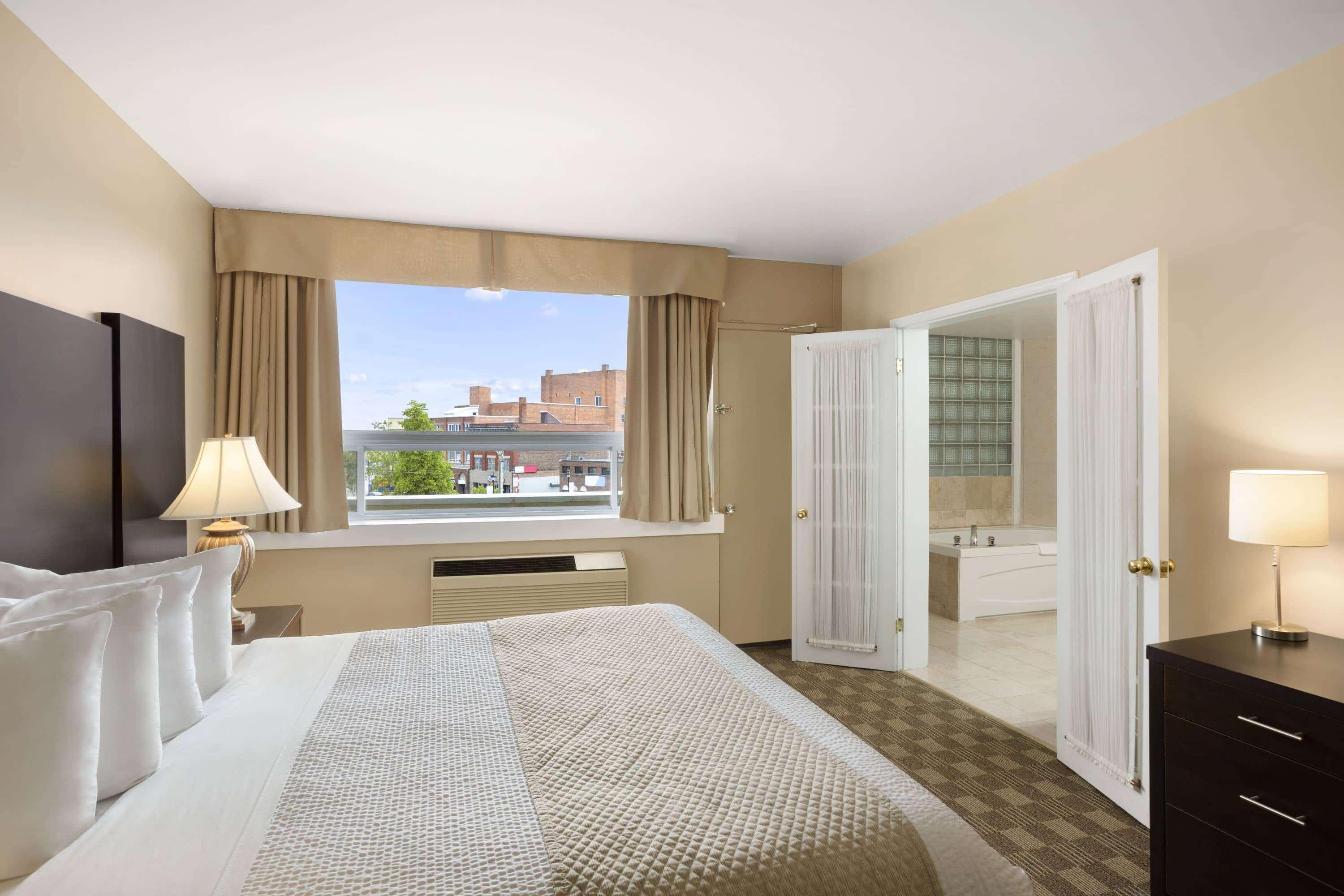 Days Inn & Suites By Wyndham North Bay Downtown Екстер'єр фото
