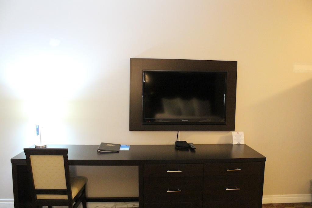 Days Inn & Suites By Wyndham North Bay Downtown Екстер'єр фото