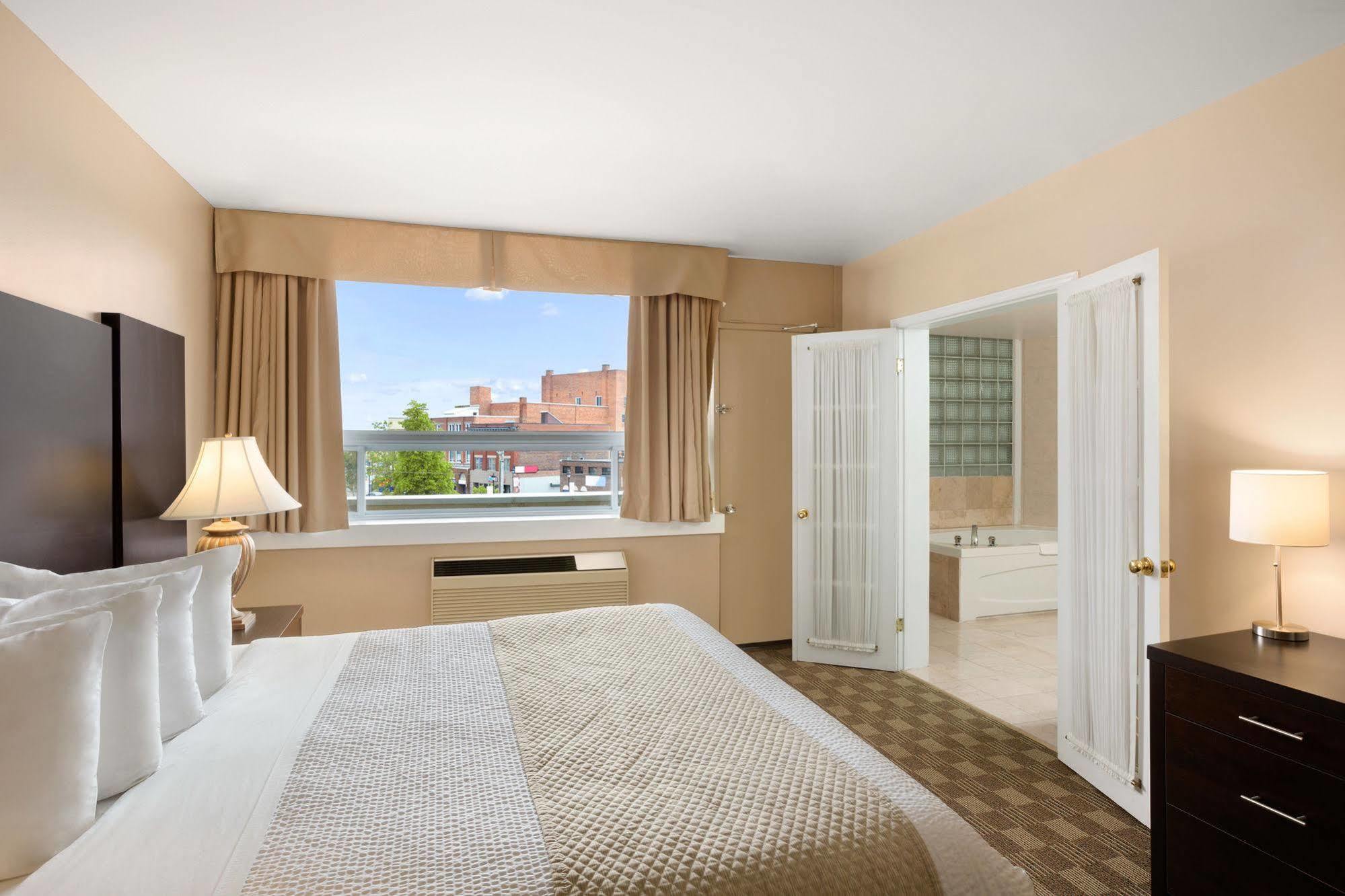 Days Inn & Suites By Wyndham North Bay Downtown Екстер'єр фото