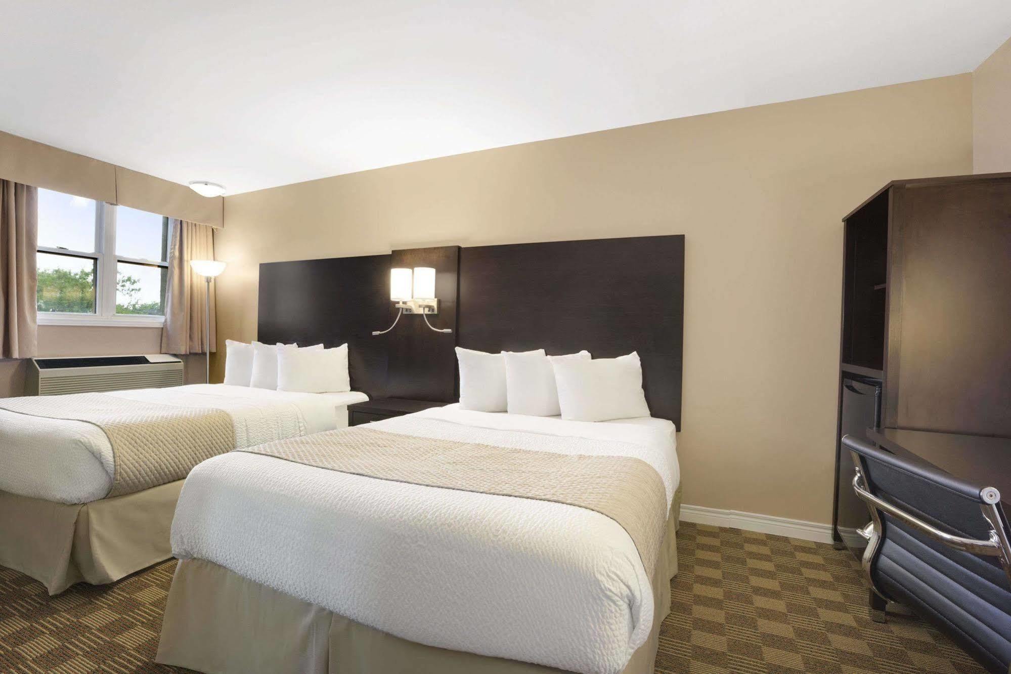 Days Inn & Suites By Wyndham North Bay Downtown Екстер'єр фото