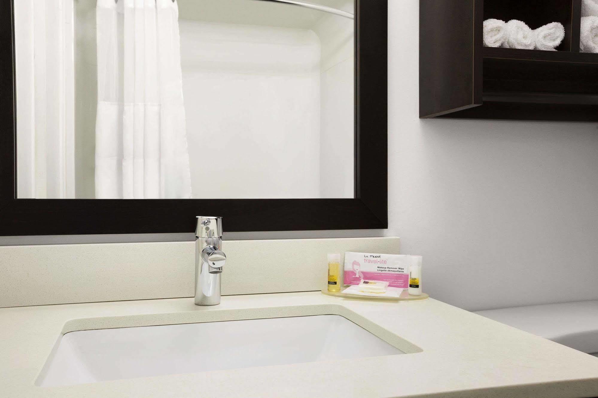 Days Inn & Suites By Wyndham North Bay Downtown Екстер'єр фото