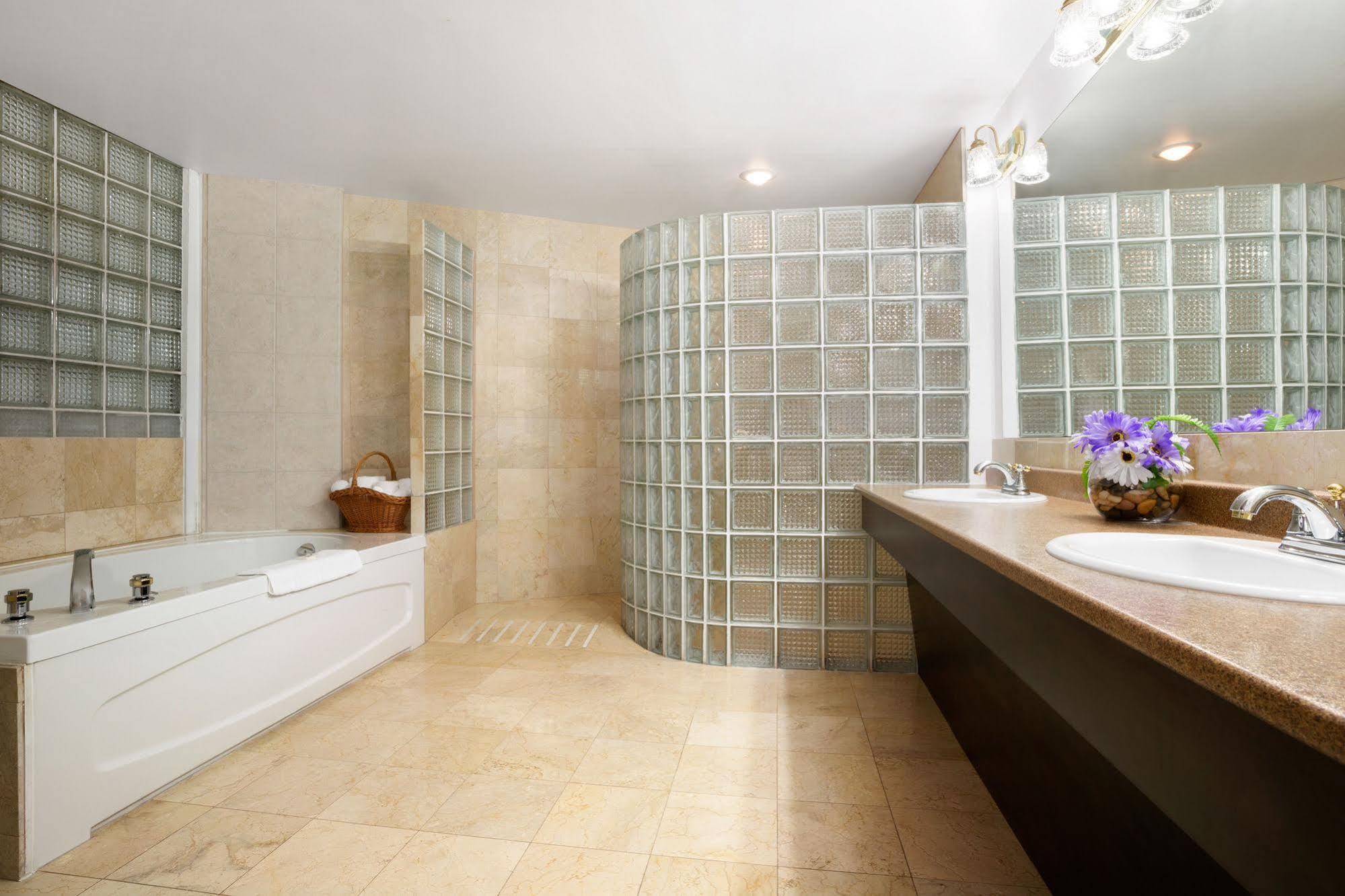 Days Inn & Suites By Wyndham North Bay Downtown Екстер'єр фото