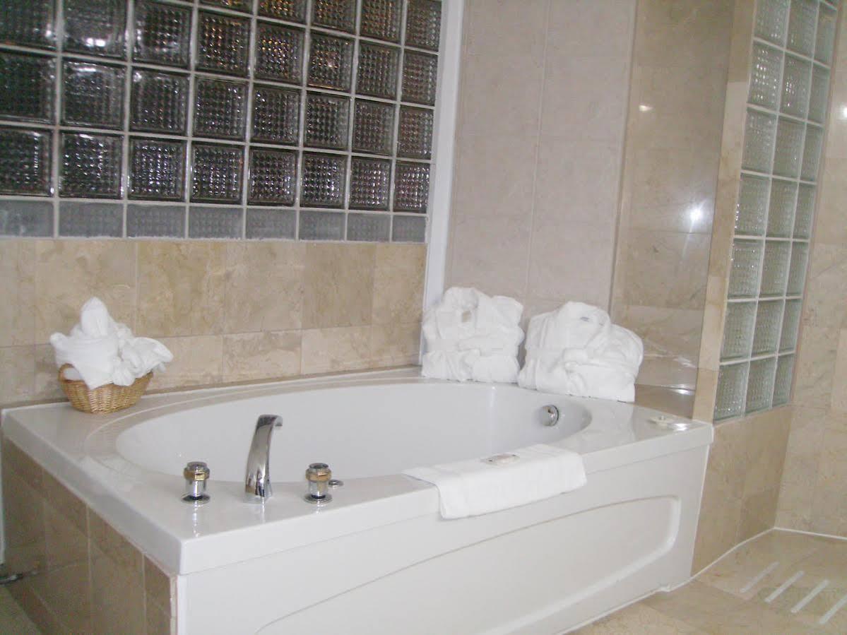 Days Inn & Suites By Wyndham North Bay Downtown Екстер'єр фото