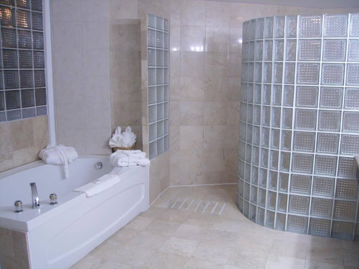 Days Inn & Suites By Wyndham North Bay Downtown Екстер'єр фото